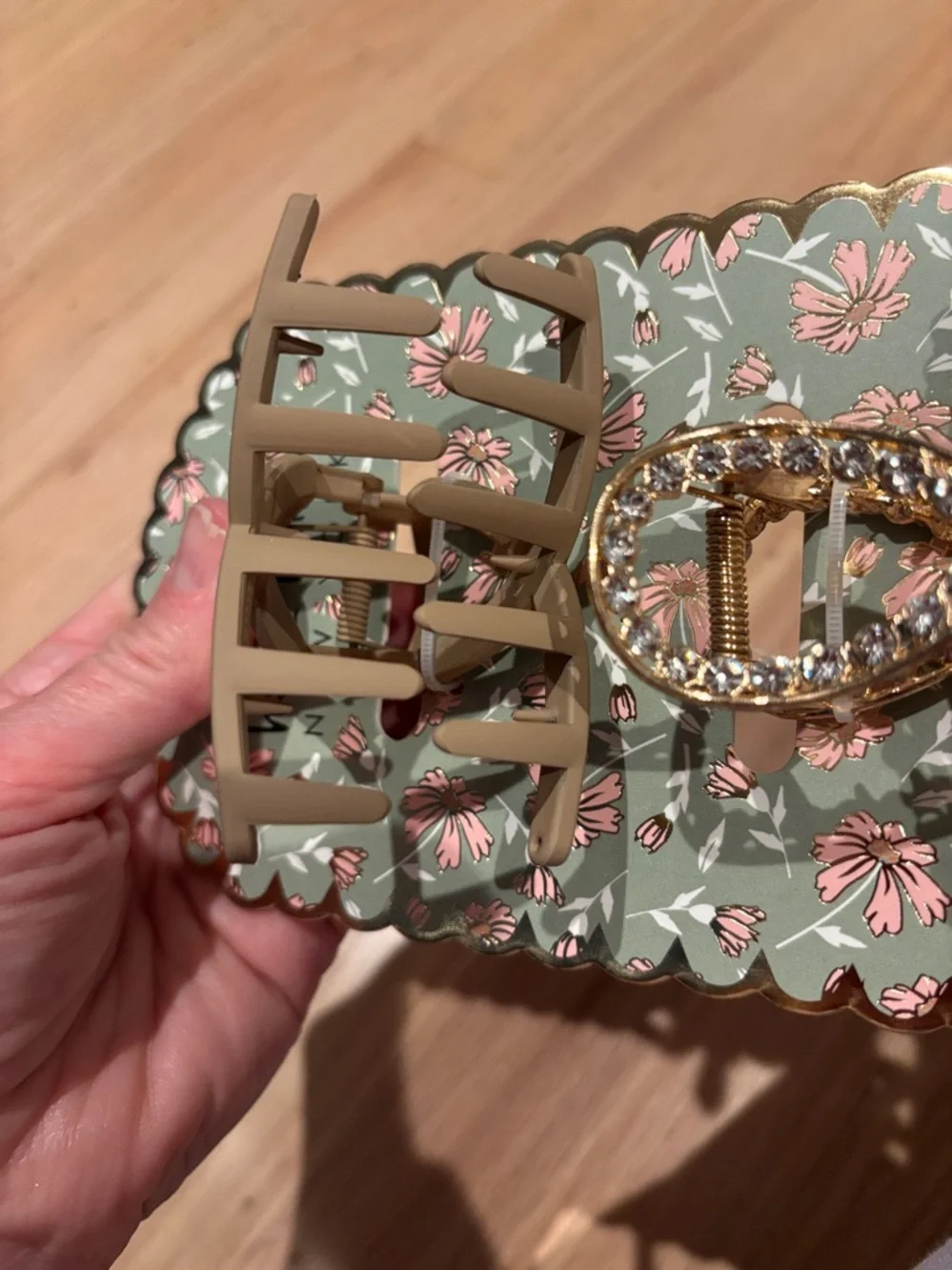 NWT Nicole Miller Rhinestone & Floral Beige Hair Claw Clip Set